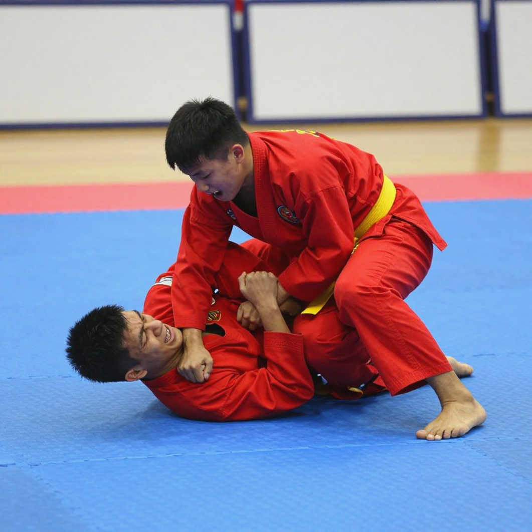 VAR và khoảng mờ của điều luật: khi “lỗi rõ ràng” vẫn cần một người quyết định