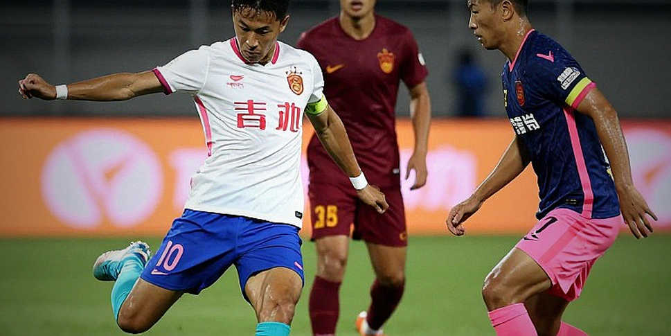 Nụ hôn lên huy hiệu Shabab Al-Ahli và khoảng lặng sau Tricampeonato của André Jardine