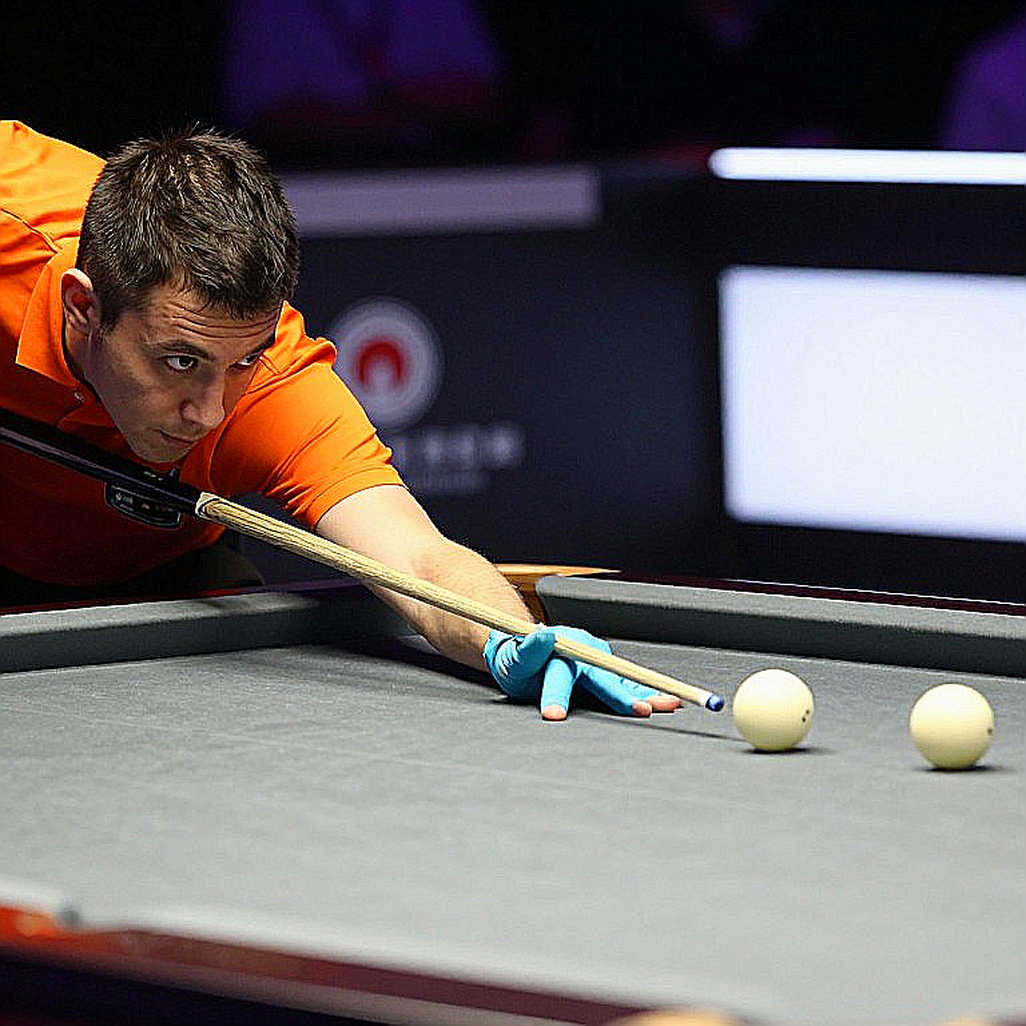 Aaron Hill thắng Antoni Kowalski 4-2, giành vé dự Scottish Open tháng Mười Hai