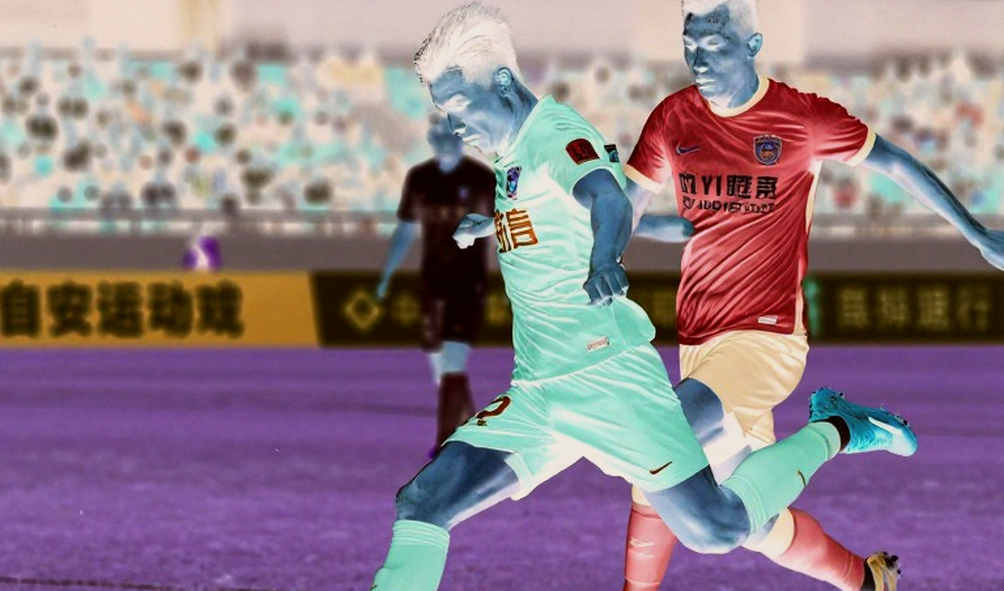 Clásico đường 57: Khi graffiti trên mặt tiền xanh-vàng trở thành lời tuyên chiến trước giờ bóng lăn