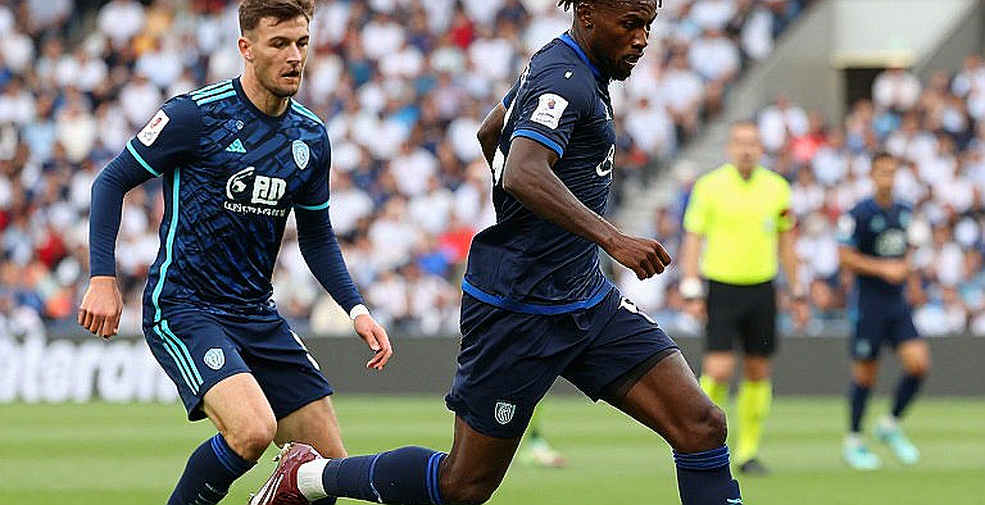 Hà Nội FC thua SHB Đà Nẵng 0-1: mười người cầm 60% bóng và cái giá của một pha chạm hỏng ở phút 45+3