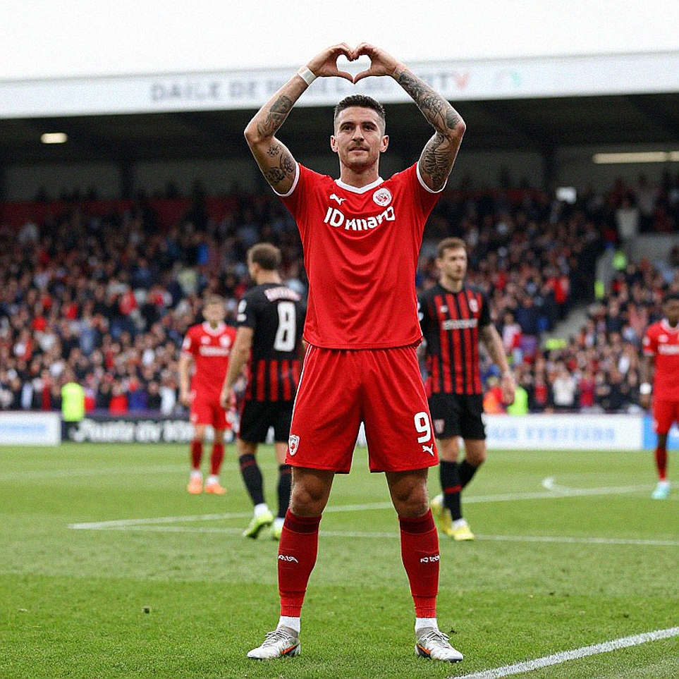 Lisandro Martinez chỉ trích đội hình Manchester United, Gary Neville phản pháo: Maguire và Bruno Fernandes có quyền tức giận