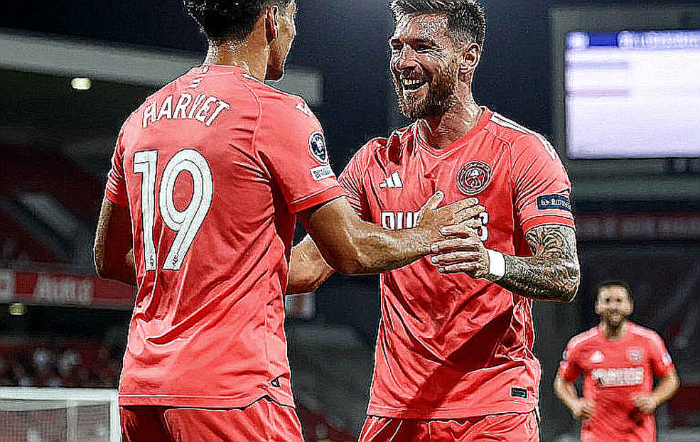 Ronaldo rời trại tuyển Bồ Đào Nha trước trận gặp Đan Mạch: Một sân bay, một lời hứa bị phá, và những con số không thể xóa Ronaldo rời trại tuyển Bồ Đào Nha trước trận gặp Đan Mạch: Một sân bay, một lời hứa bị phá, và những con số không thể xóa