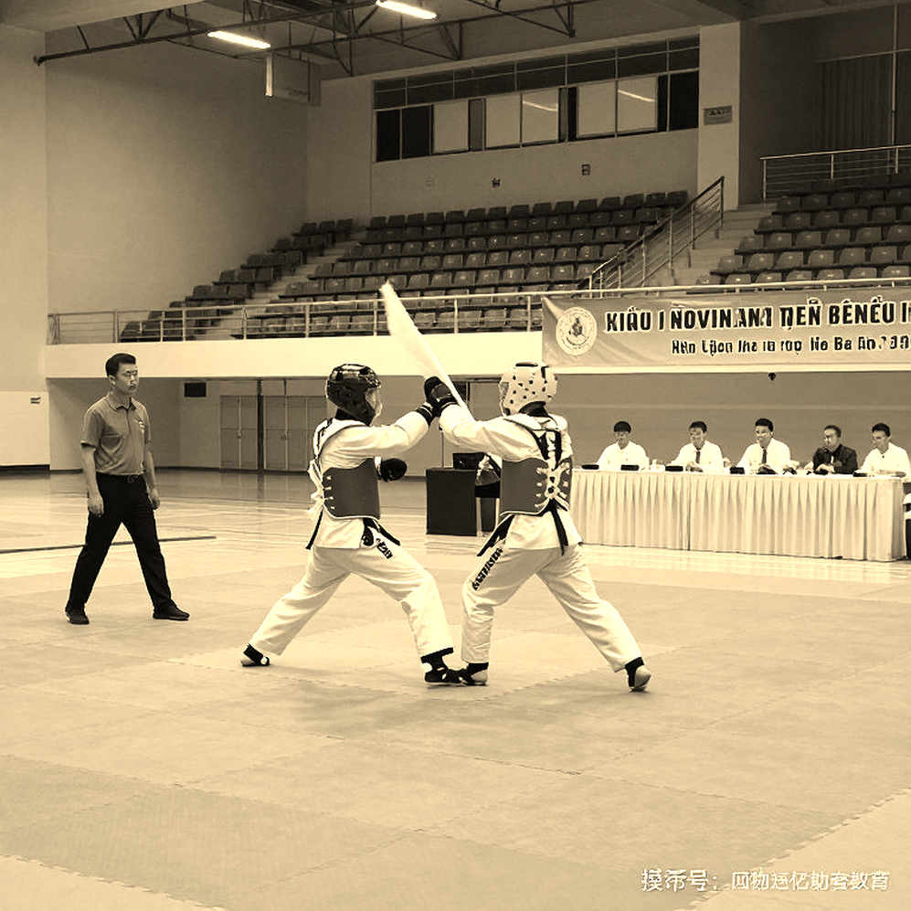 Raoni Barcelos rời lồng bát giác bằng cáng: tuổi 39, tám năm UFC và một hiệp năm không thể đứng dậy